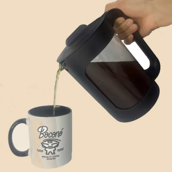 Jarra de cold brew de 1,5 litros servida junto a una taza de Boconó con café frío.