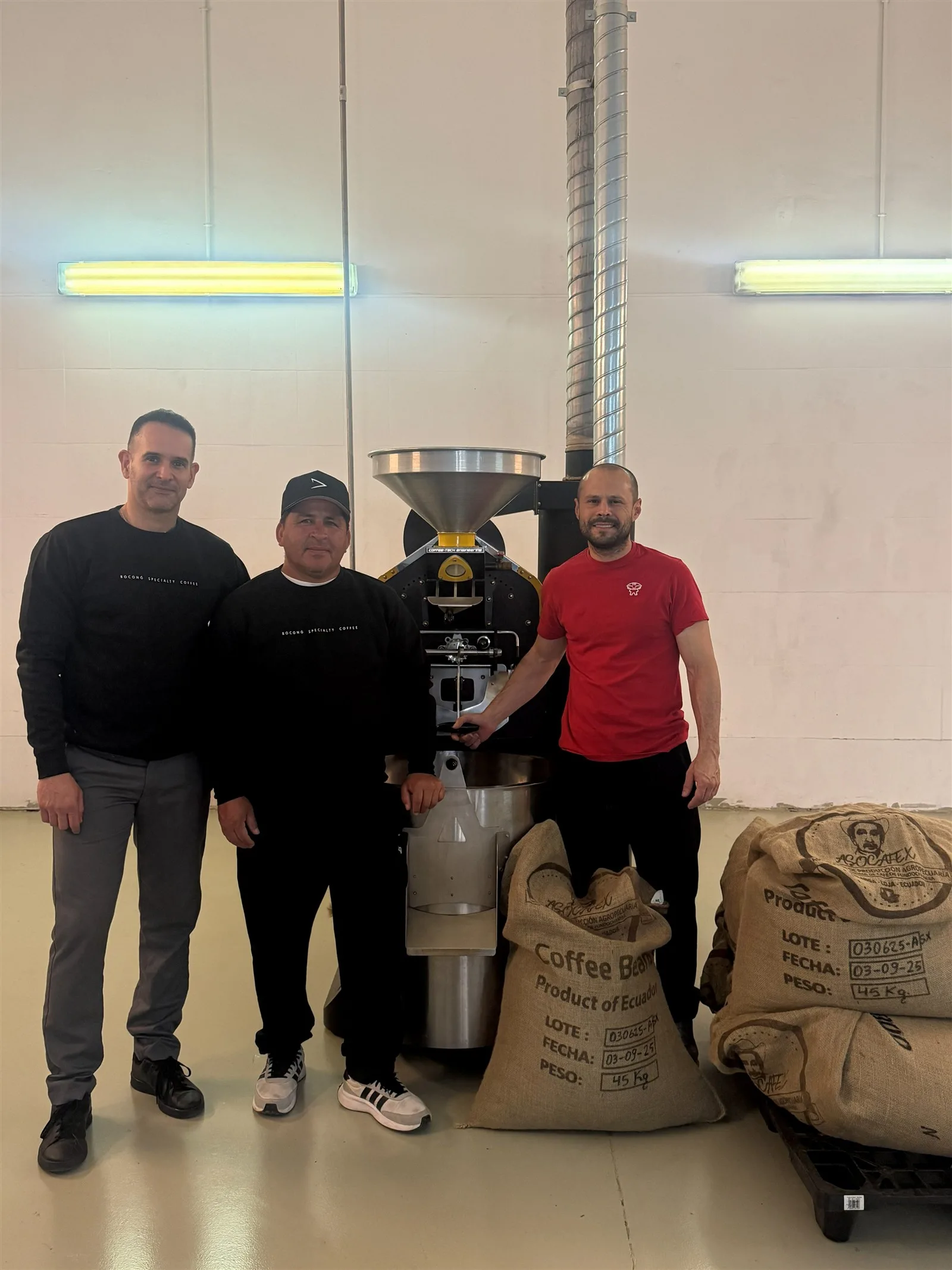Carlos Núñez, Eduardo Gaona, productor del Finca El Halo natural, y Gastón Saldivia junto al tostador de Boconó en Madrid