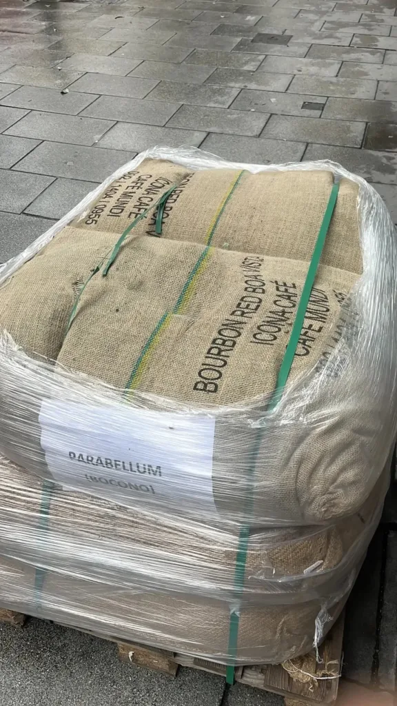 Palé de sacos de yute de café verde Bourbon rojo de Brasil, retractilados y con la etiqueta del importador a nombre de Boconó, recién llegados al tostadero de Madrid en enero de 2024