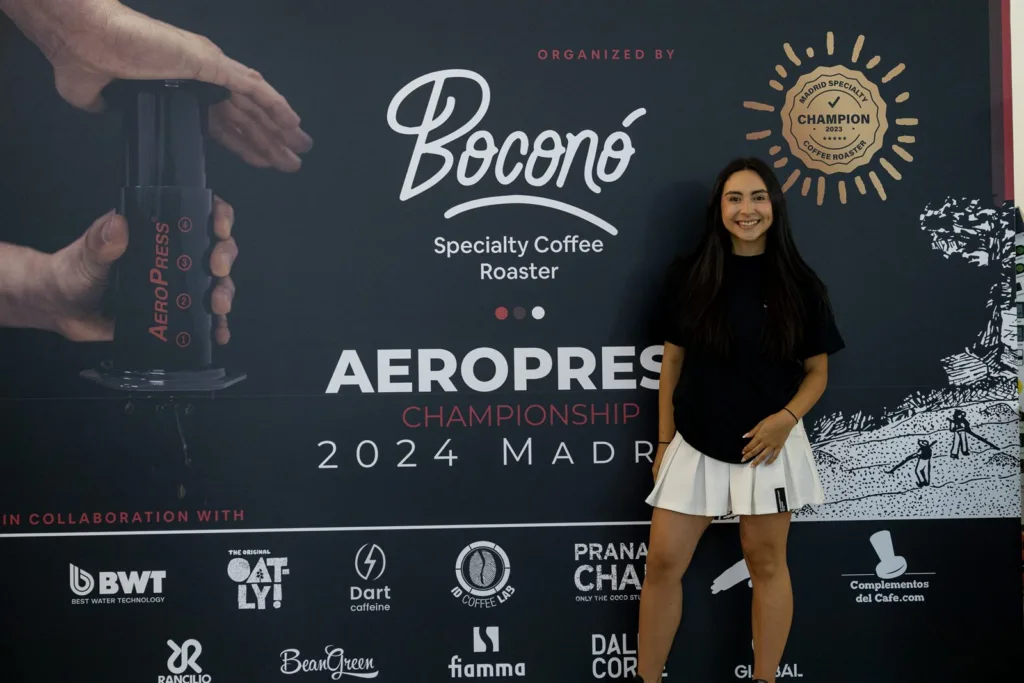 Photocall del campeonato con el rótulo «Organized by Boconó Specialty Coffee Roaster» y «AeroPress Championship 2024 Madrid»