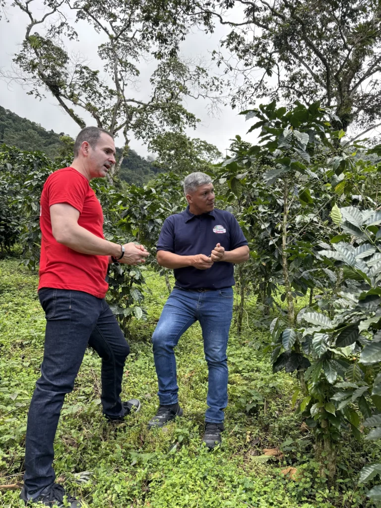 Carlos Núñez con el productor Luis La Cruz en el cafetal de la Hacienda Los Luises, Guayabital, estado Portuguesa