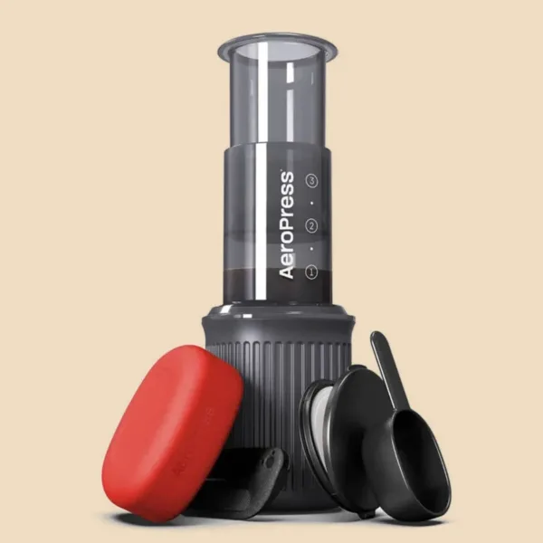 La cafetera de émbolo AeroPress Go montada sobre su vaso de viaje, lista para preparar café.