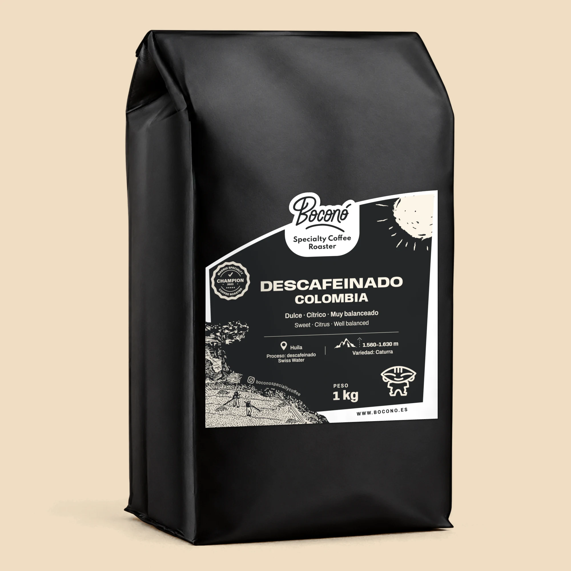 Bolsa negra de 1 kg de Boconó con la etiqueta del descafeinado de Colombia Swiss Water, de Huila, entre 1.560 y 1.630 m, con el marco blanco del perfil descafeinado y sus notas de cata: dulce, cítrico y muy balanceado.