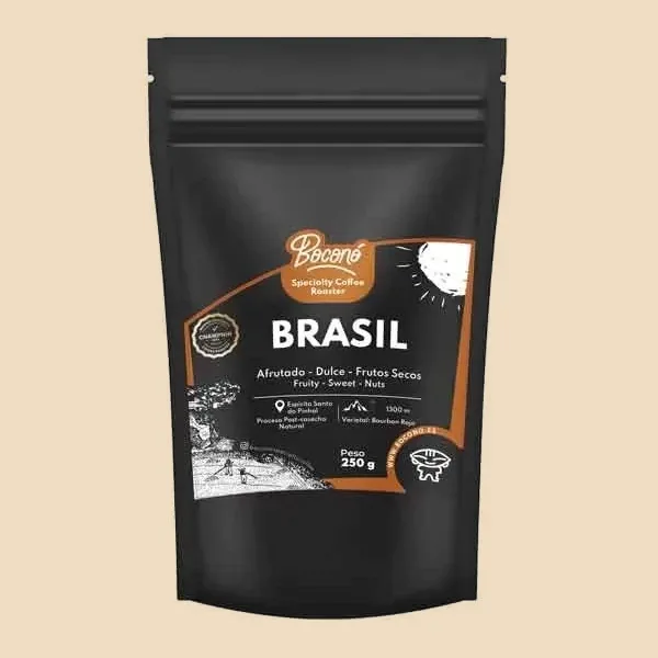 Bolsa negra de 250 g de Boconó con la etiqueta de Brasil y las notas de cata impresas al frente.
