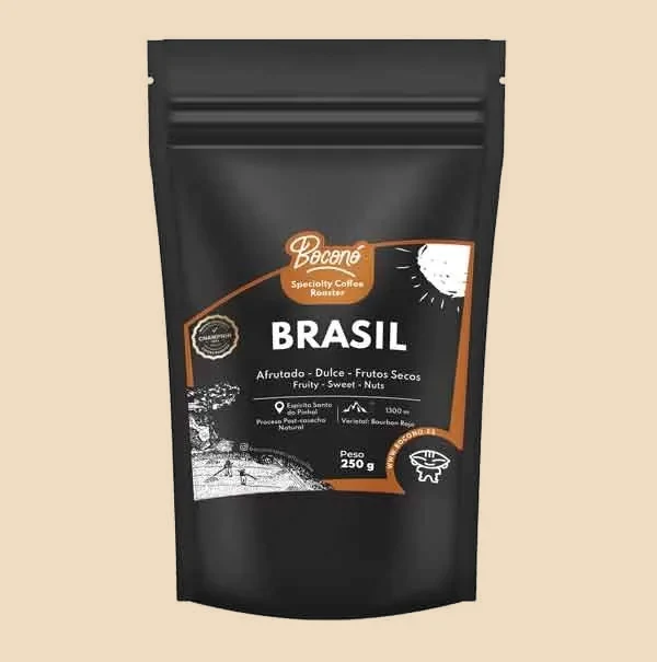 Bolsa negra de 250 g de Boconó con la etiqueta de Brasil y las notas de cata impresas al frente.