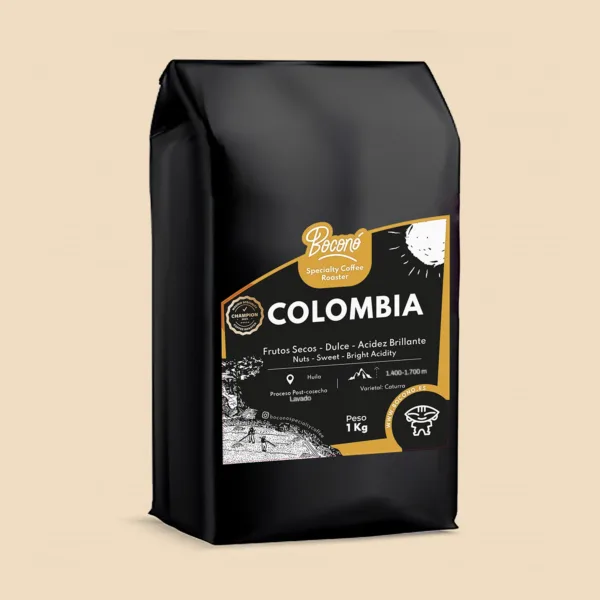 Bolsa negra de 1 kg de Boconó con la etiqueta de Colombia Huila lavado, marco miel del perfil caramelizado, y sus notas de cata: frutos secos, dulce y acidez brillante.