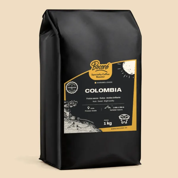 Café de Colombia Caturra lavado en bolsa negra de 1 kg de Boconó, café de especialidad tostado en Madrid. En la etiqueta, con el marco miel del perfil caramelizado: notas de cata frutos secos, dulce y acidez brillante; origen Huila, entre 1.400 y 1.700 m; proceso lavado; variedad Caturra; y el sello de campeón tostador de café de especialidad de Madrid 2023.