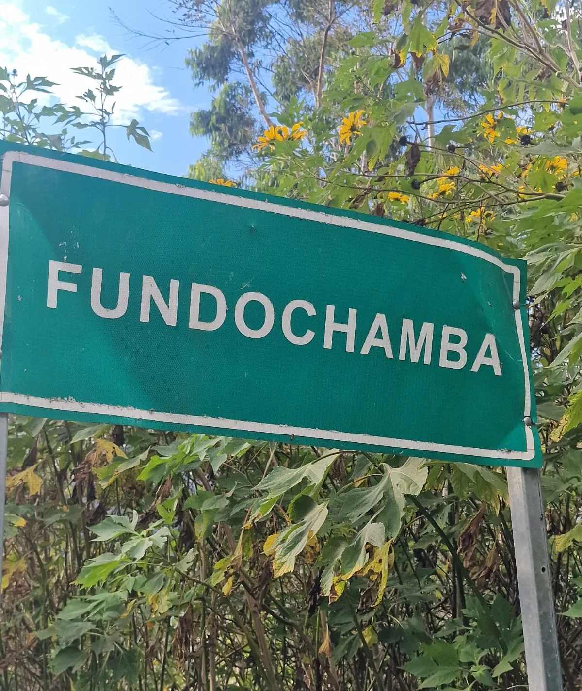 Cartel de carretera de Fundochamba, la parroquia del cantón Quilanga (Loja) de cuyos productores sale el café de Ecuador Quilanga lavado
