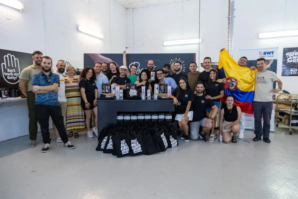 Foto de grupo de competidores, jurado y equipo al terminar el Campeonato de AeroPress de Madrid 2024 en el tostadero de Boconó