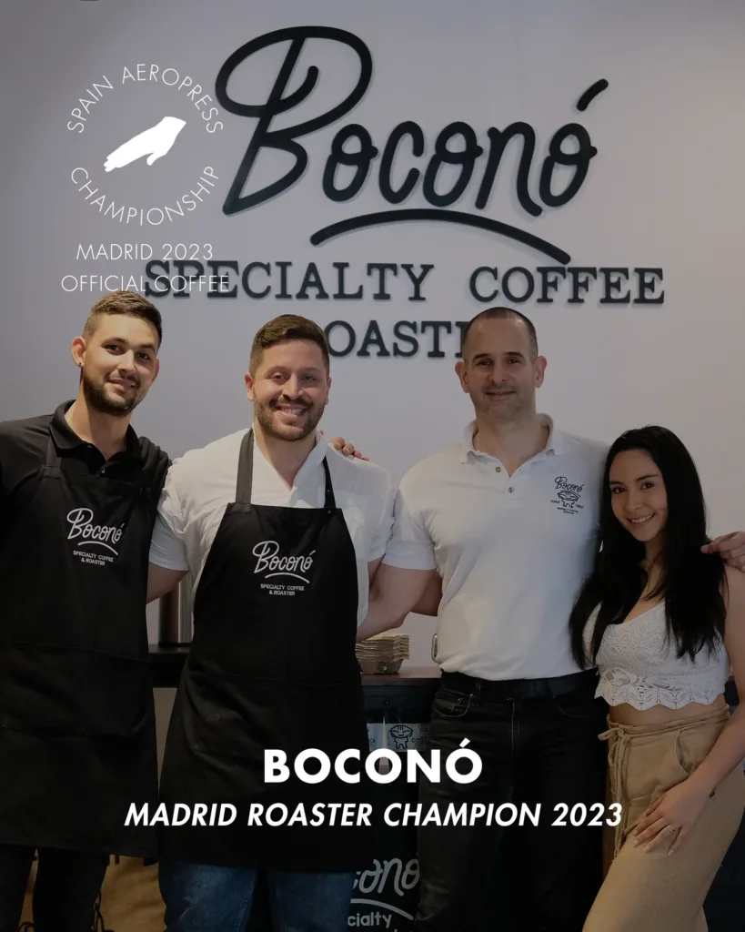 Lámina oficial del Spain AeroPress Championship con el equipo de Boconó ante el rótulo del tostadero y el título Madrid Roaster Champion 2023