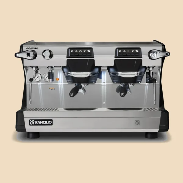 Máquina de espresso Rancilio Classe 5 Crono de dos grupos en negro, vista de frente, con la pantalla de cada grupo, los dos portafiltros y las dos lanzas de vapor