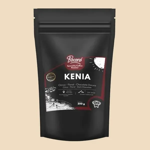 Bolsa negra de 250 g de Boconó con la etiqueta de Kenia y las notas de cata impresas al frente.
