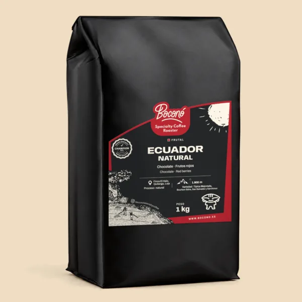 Café de Ecuador Finca El Halo natural en bolsa negra de 1 kg de Boconó, café de especialidad tostado en Madrid. En la etiqueta, con el marco fresa del perfil frutal: notas de cata chocolate y frutos rojos; origen Finca El Halo, Quilanga, Loja, a 1.900 m; proceso natural; variedades Típica Mejorada, Bourbon Sidra, San Salvador y Sarchimor; y el sello de campeón tostador de café de especialidad de Madrid 2023.