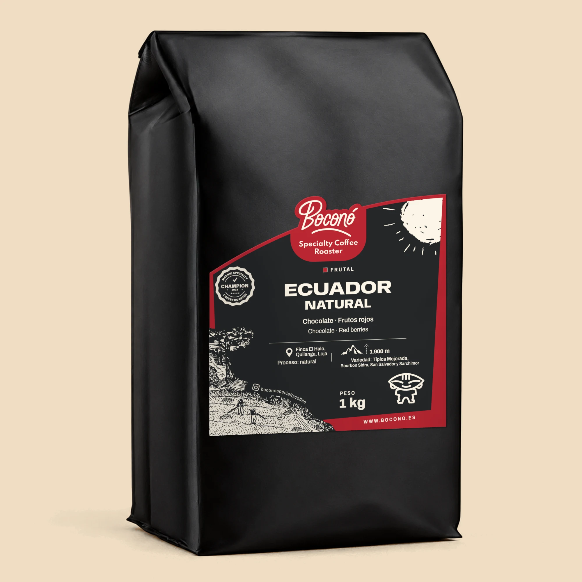 Bolsa negra de 1 kg de Boconó con la etiqueta de Ecuador natural de la Finca El Halo, de Quilanga (Loja), a 1.900 m, con el marco fresa del perfil frutal y sus notas de cata: chocolate y frutos rojos.