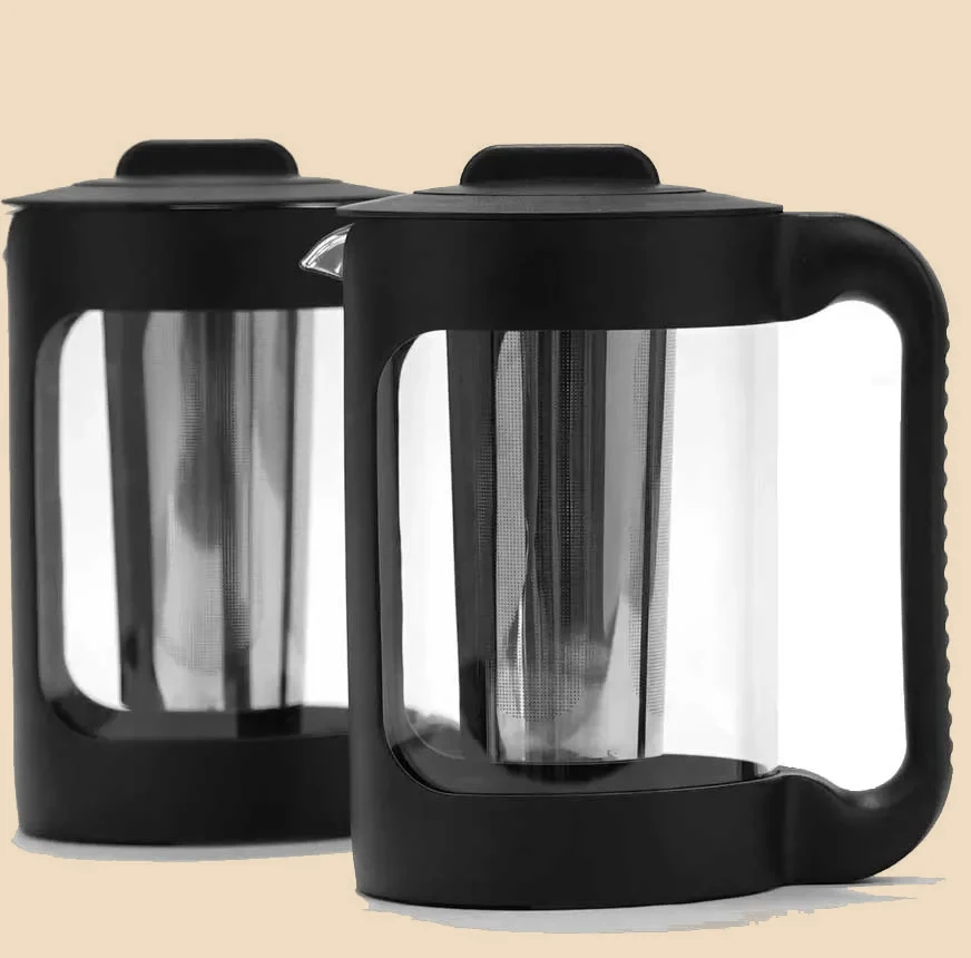 Dos jarras de cold brew de vidrio con asa negra y filtro interior, colocadas una junto a otra.