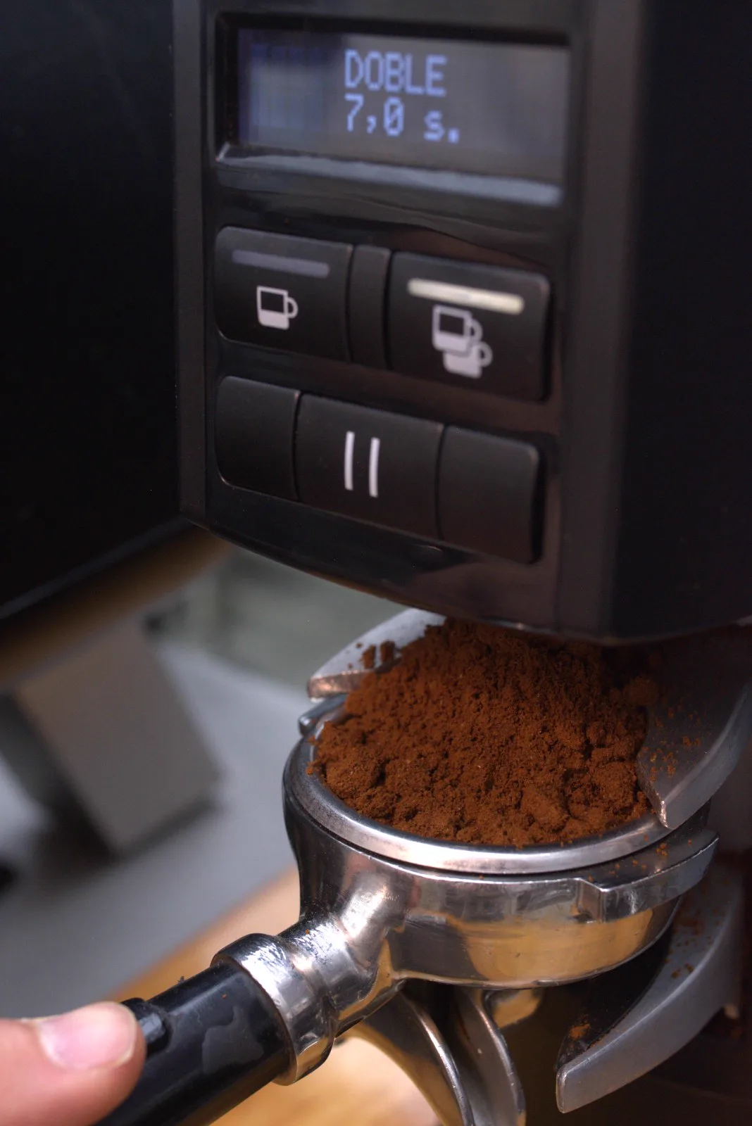 La pantalla del Rancilio Kryo On Demand marca la dosis doble de 7,0 segundos sobre el portafiltros lleno de café recién molido