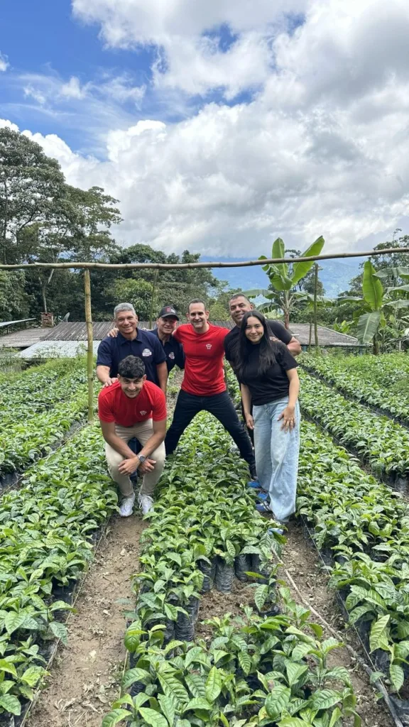 El equipo de Boconó con los productores en el vivero de plantones de café de la Hacienda Los Luises, en Guayabital, Biscucuy (estado Portuguesa, Venezuela)