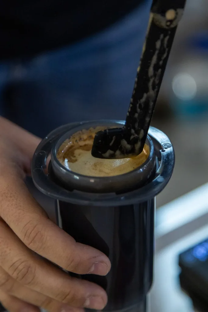 Competidor removiendo el café dentro de la cámara de la AeroPress en el Campeonato de Madrid 2024