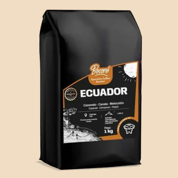 Bolsa negra de 1 kg de Boconó con la etiqueta de Ecuador lavado, de Quilanga (Loja), y sus notas de cata: caramelo, canela y melocotón.
