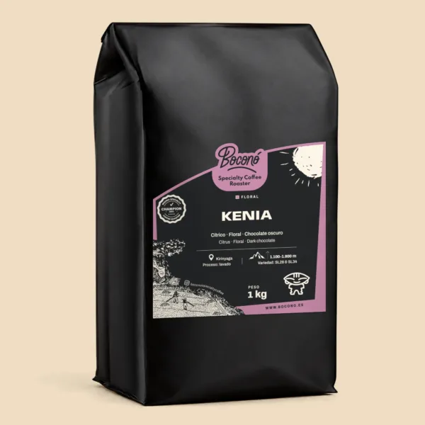Café de Kenia AA lavado en bolsa negra de 1 kg de Boconó, café de especialidad tostado en Madrid. En la etiqueta, con el marco malva del perfil floral: notas de cata cítrico, floral y chocolate oscuro; origen Kirinyaga, entre 1.100 y 1.800 m; proceso lavado; variedades SL28 y SL34; y el sello de campeón tostador de café de especialidad de Madrid 2023.