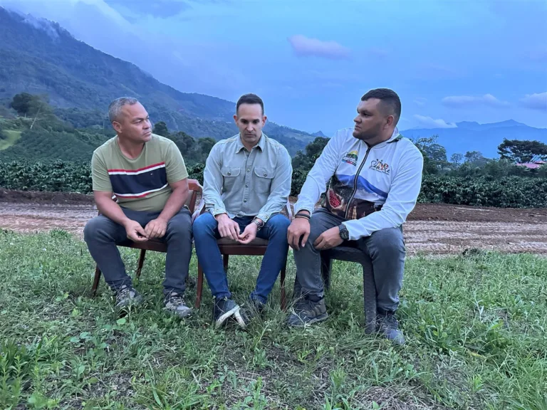 Cleiver Colmenárez y el alcalde de Andrés Eloy Blanco, Wilmer Granadillo, sentados delante de los cafetales de la Finca Santo Cristo, en Sanare (Lara, Venezuela)