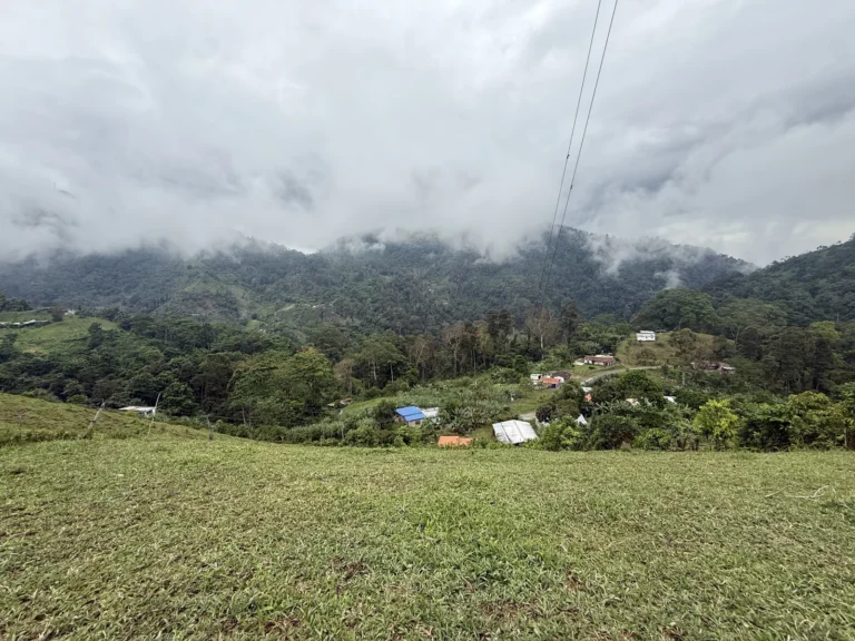 Valle y montañas del municipio Zea, en el estado Mérida, Venezuela, con el caserío al fondo