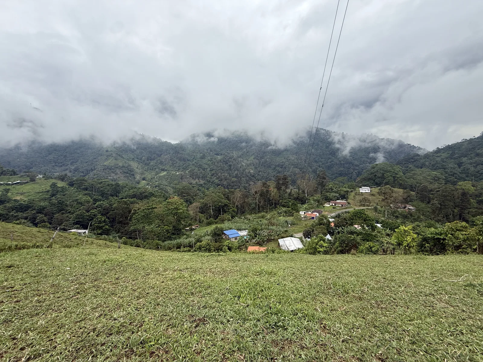 Valle y montañas del municipio Zea, en el estado Mérida, Venezuela, con el caserío al fondo