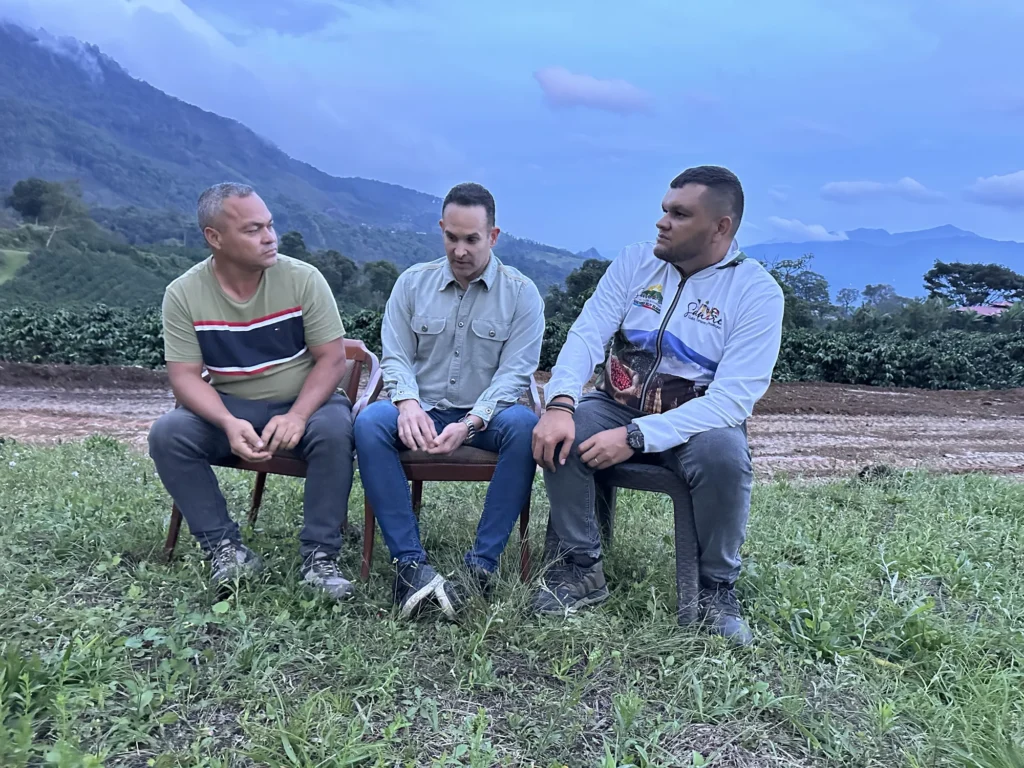 Cleiver Colmenarez, Carlos Núñez y Wilmer Granadillo conversando en un cafetal de Sanare