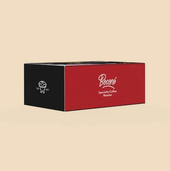 Caja de regalo de Boconó en rojo y negro, cerrada y vista de frente por su lado izquierdo.