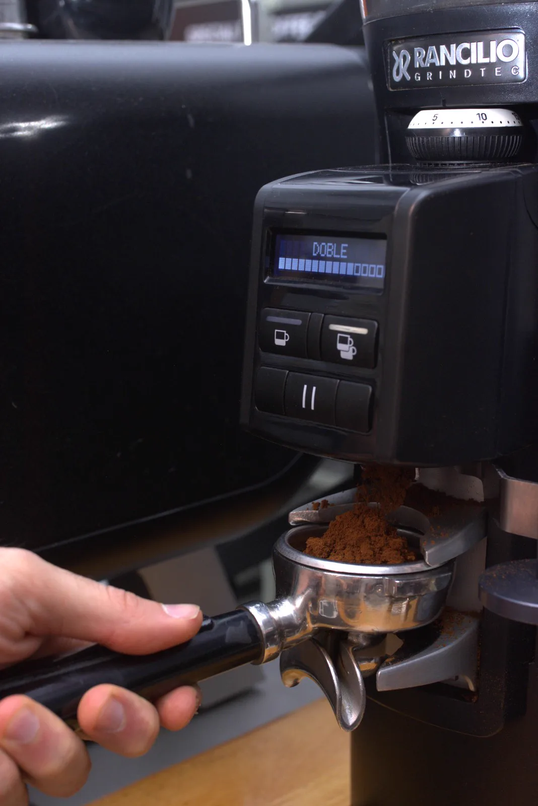 El molinillo Rancilio Kryo On Demand muele una dosis doble directamente en el portafiltros, con «DOBLE» en la pantalla