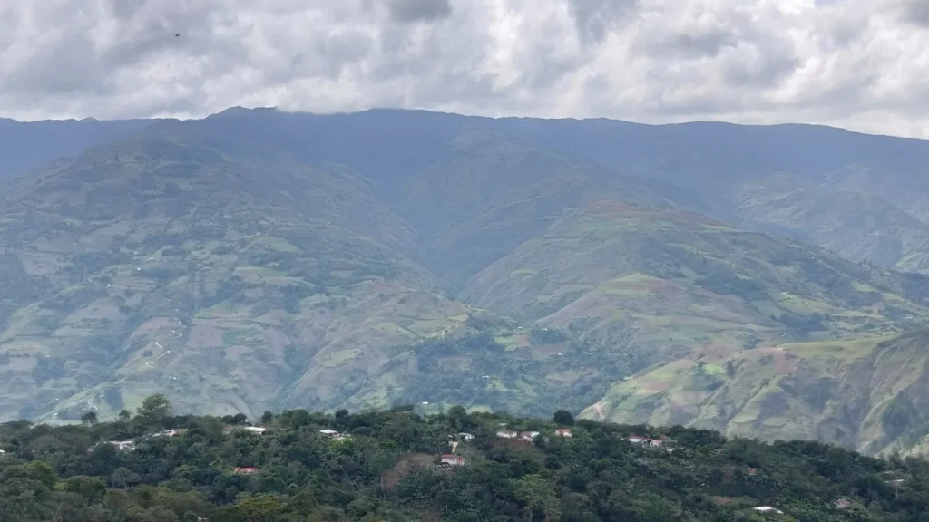 Montañas de los Andes en el municipio Boconó, estado Trujillo (Venezuela), con laderas cultivadas y casas en el valle