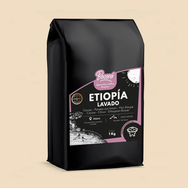 Bolsa negra de 1 kg de Boconó con la etiqueta de Etiopía Sidamo lavado, marco malva del perfil floral, y sus notas de cata: cacao, panela con limón y flor etíope.