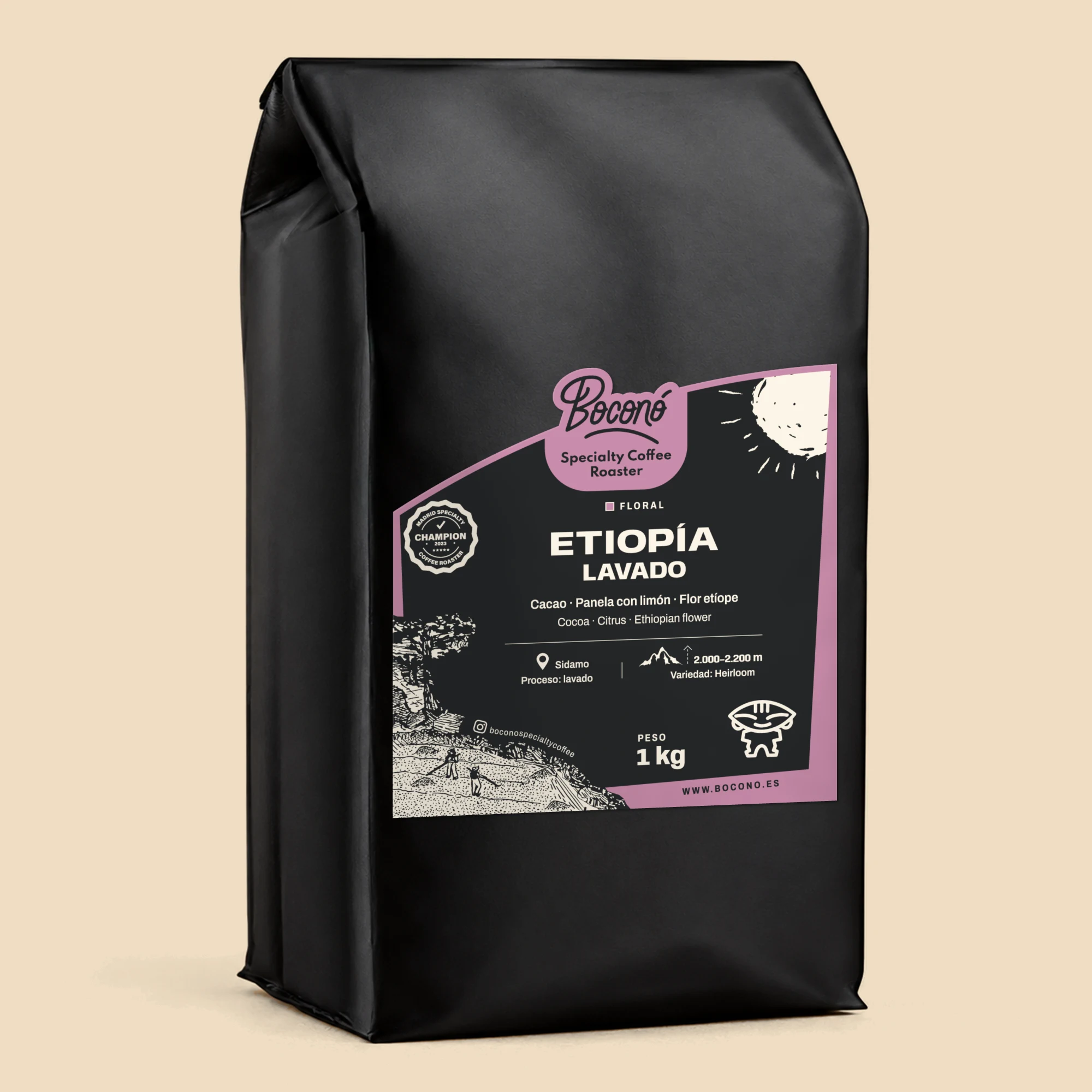 Café de Etiopía Sidamo Heirloom lavado en bolsa negra de 1 kg de Boconó, café de especialidad tostado en Madrid. En la etiqueta, con el marco malva del perfil floral: notas de cata cacao, panela con limón y flor etíope; origen Sidamo, entre 2.000 y 2.200 m; proceso lavado; variedad Heirloom; y el sello de campeón tostador de café de especialidad de Madrid 2023.