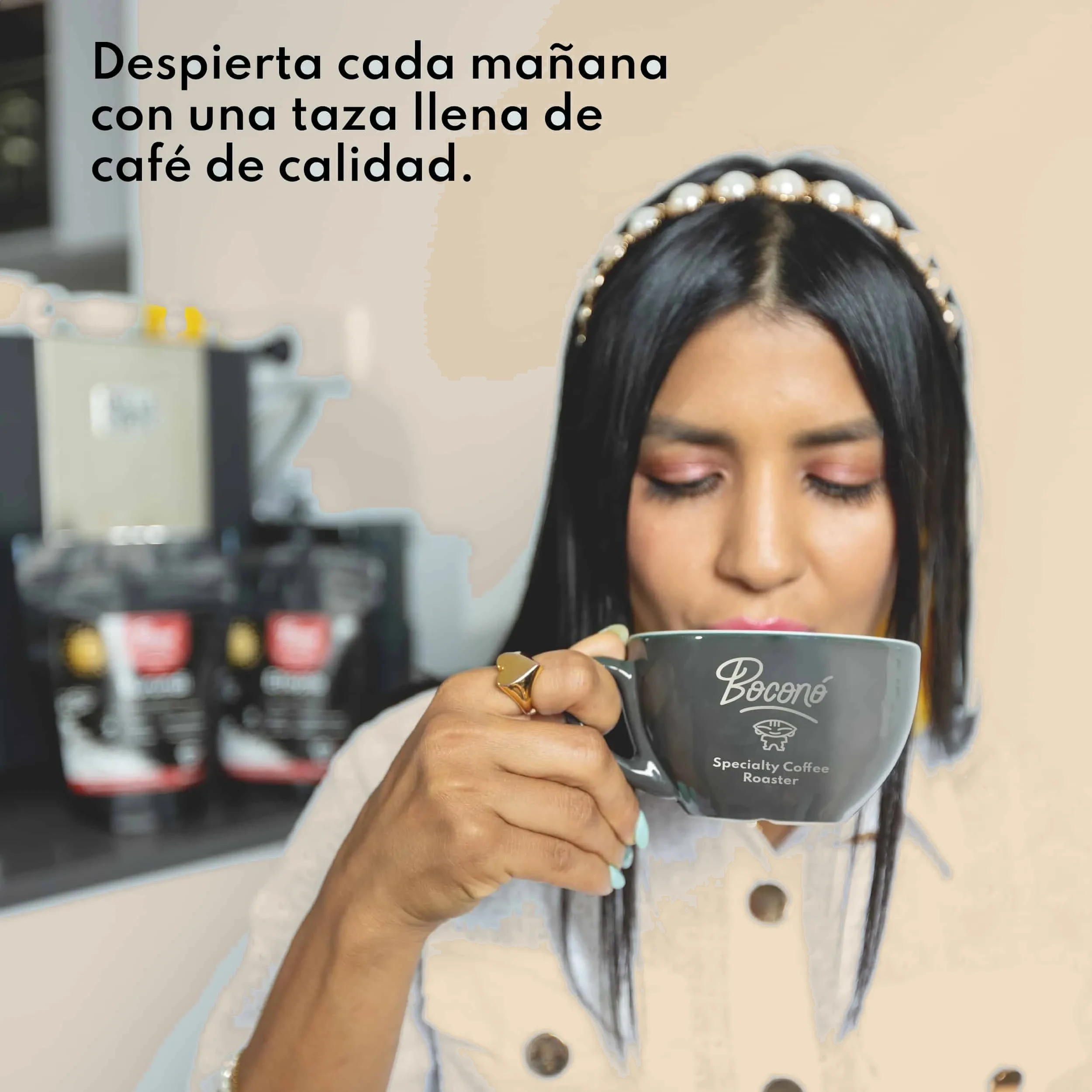 Una persona toma café de especialidad en una taza de Boconó, apoyada en la barra de la cafetería: así se disfruta un café como el Café de Ecuador Quilanga lavado