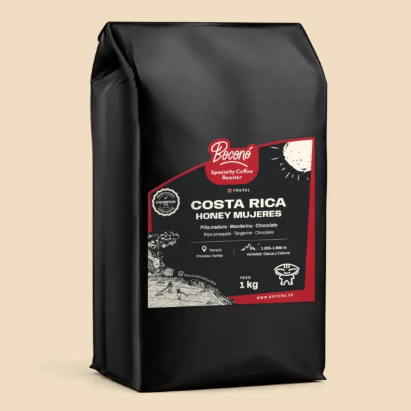 Café de Costa Rica Honey Mujeres de Tarrazú en bolsa negra de 1 kg de Boconó, café de especialidad tostado en Madrid. En la etiqueta, con el marco fresa del perfil frutal: notas de cata piña madura, mandarina y chocolate; origen Tarrazú, entre 1.200 y 1.800 m; proceso honey; variedades Catuaí y Caturra; y el sello de campeón tostador de café de especialidad de Madrid 2023.