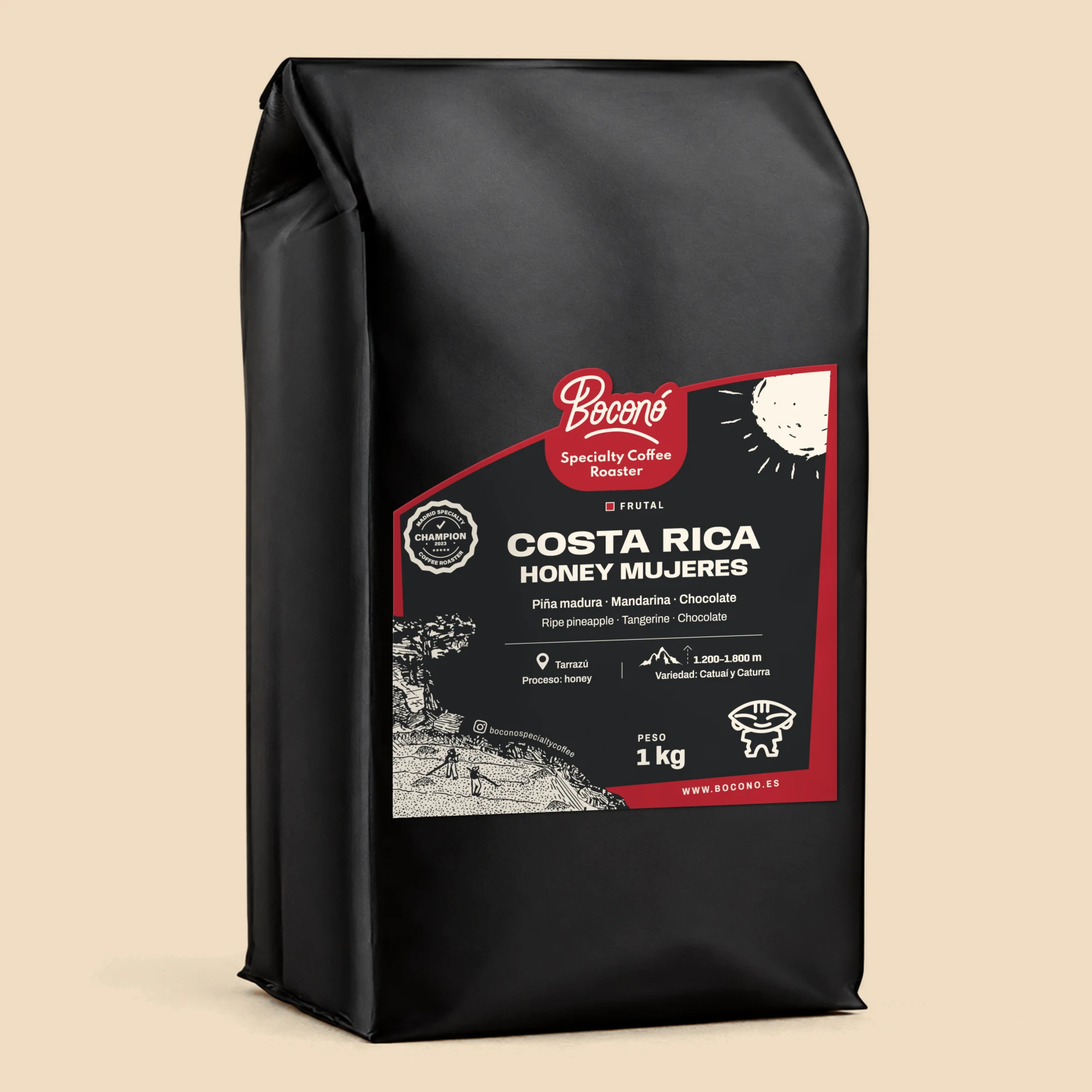 Café de Costa Rica Honey Mujeres de Tarrazú en bolsa negra de 1 kg de Boconó, café de especialidad tostado en Madrid. En la etiqueta, con el marco fresa del perfil frutal: notas de cata piña madura, mandarina y chocolate; origen Tarrazú, entre 1.200 y 1.800 m; proceso honey; variedades Catuaí y Caturra; y el sello de campeón tostador de café de especialidad de Madrid 2023.
