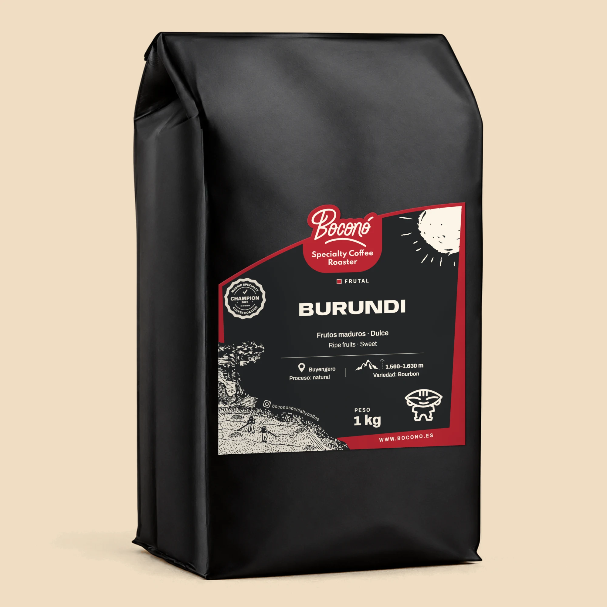 Café de Burundi Buyengero natural en bolsa negra de 1 kg de Boconó, café de especialidad tostado en Madrid. En la etiqueta, con el marco fresa del perfil frutal: notas de cata frutos maduros y dulce; origen Buyengero, entre 1.560 y 1.630 m; proceso natural; variedad Bourbon; y el sello de campeón tostador de café de especialidad de Madrid 2023.